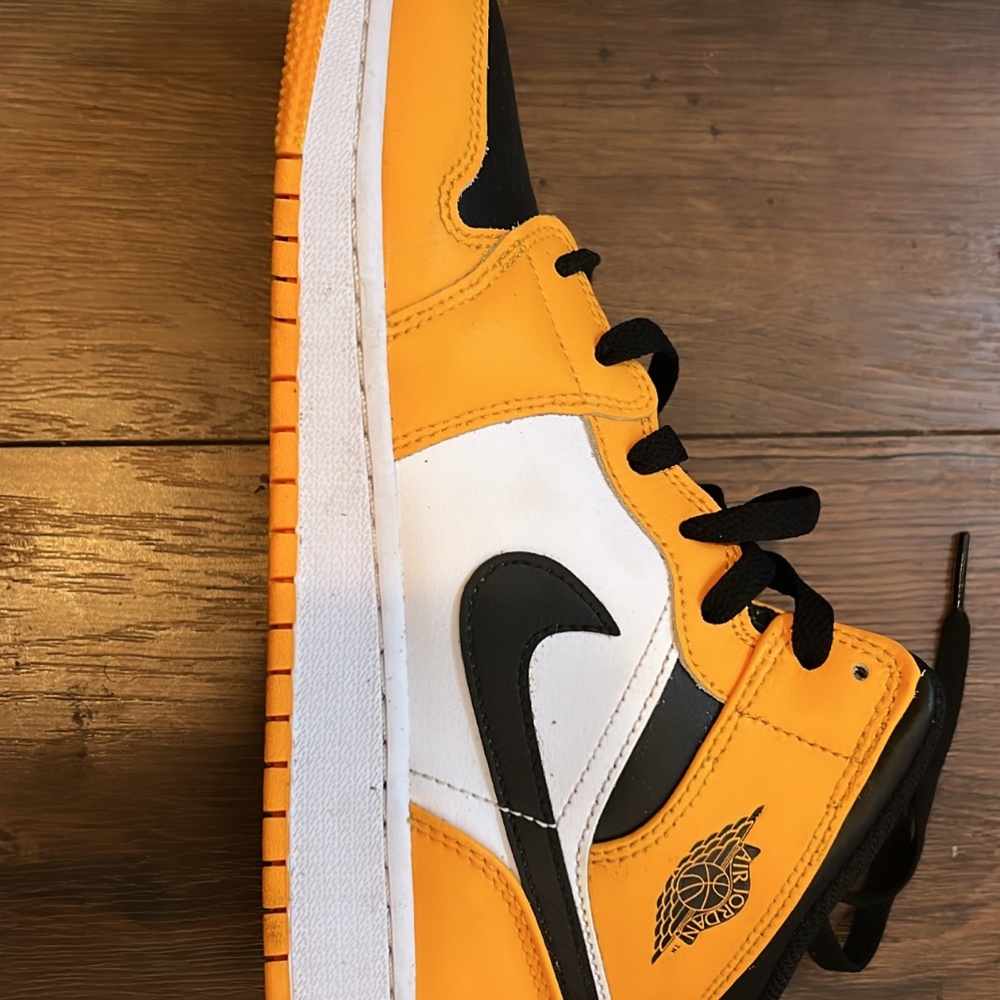 Air Jordan 1 Mid GS 'Reverse Yellow Toe'